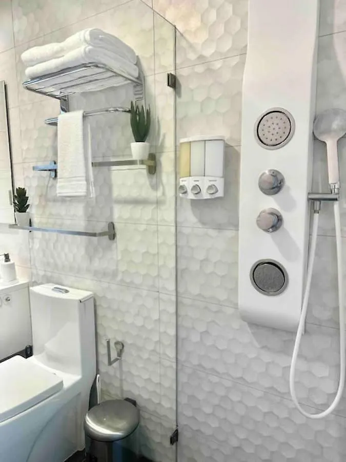 Upscale Centric Apt Near All Los Prados