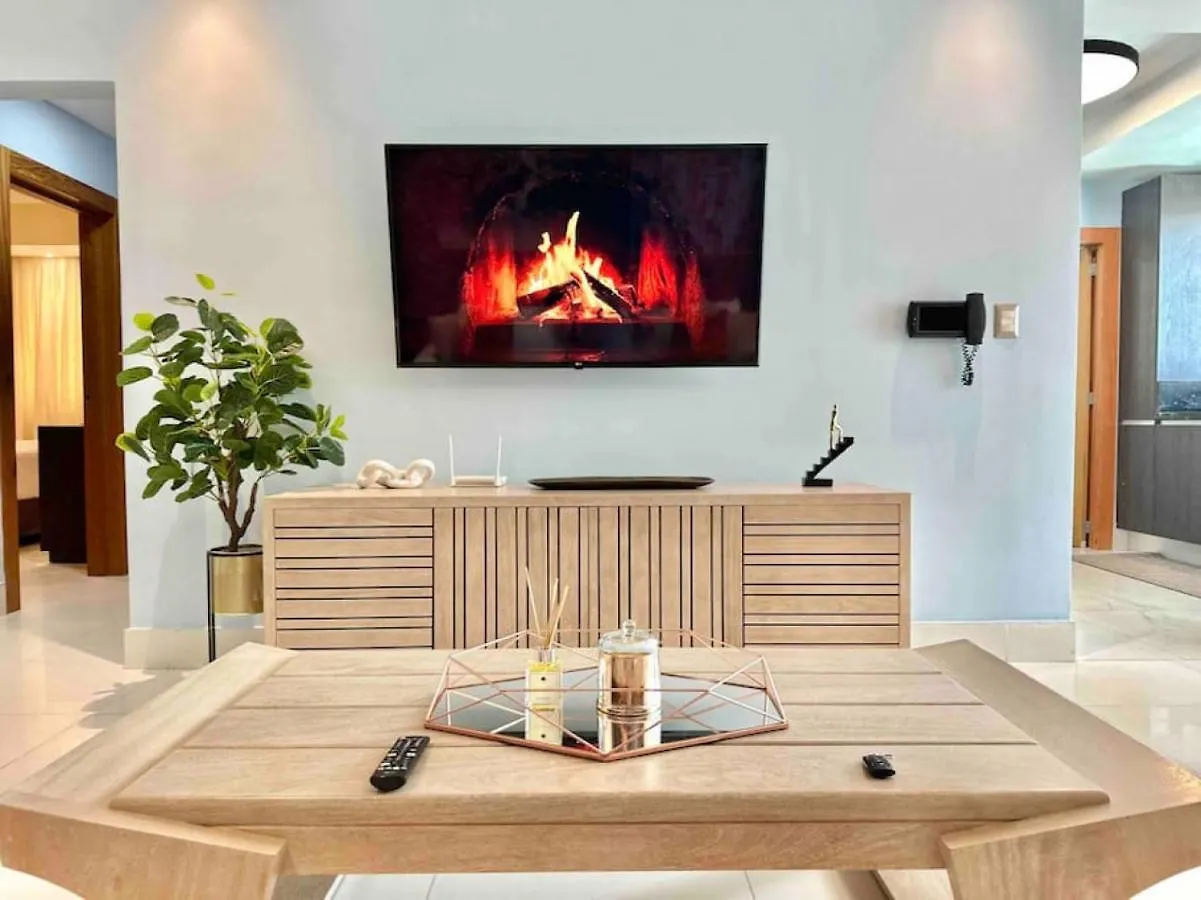 Upscale Centric Apt Near All Los Prados