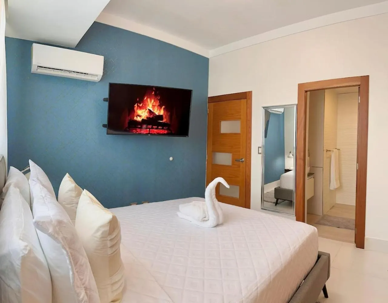 Upscale Centric Apt Near All Los Prados 0*,