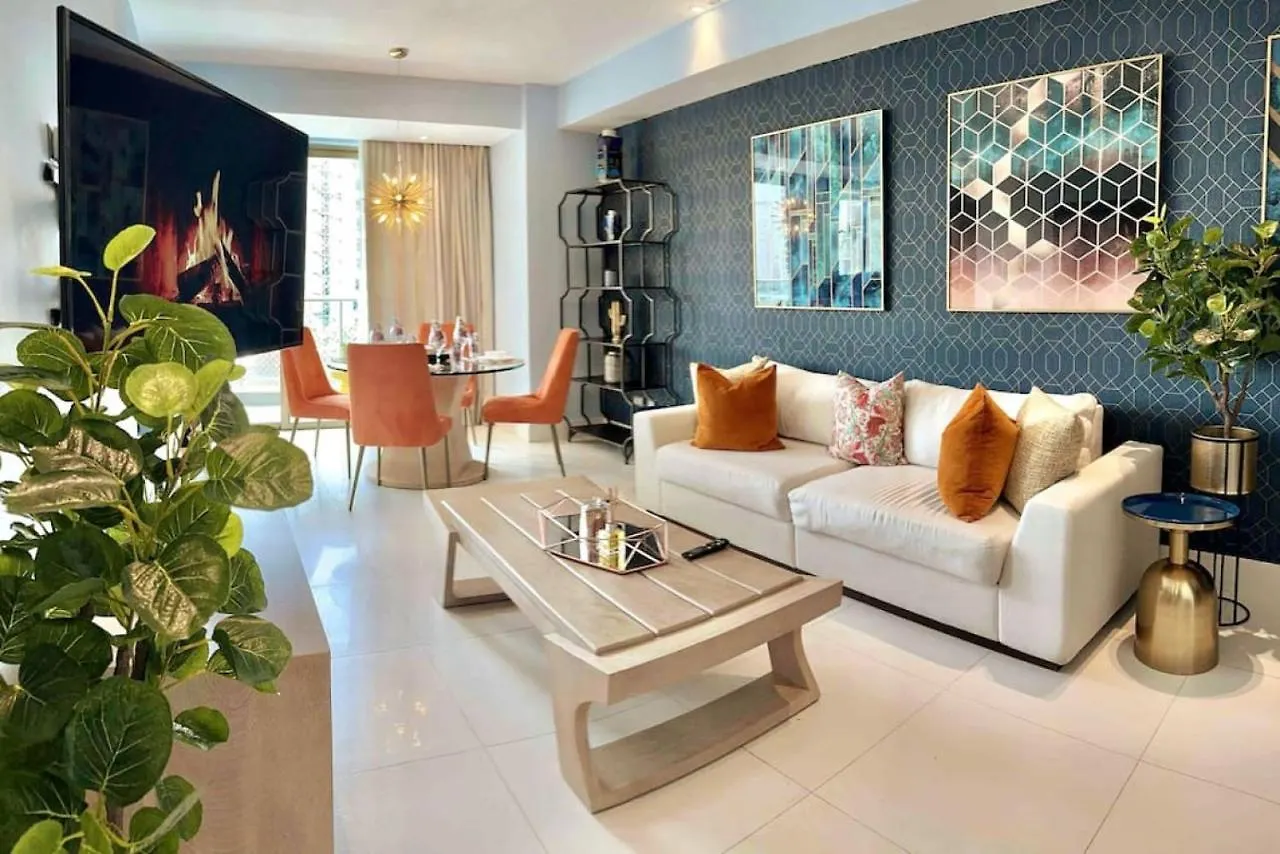 Upscale Centric Apt Near All Los Prados