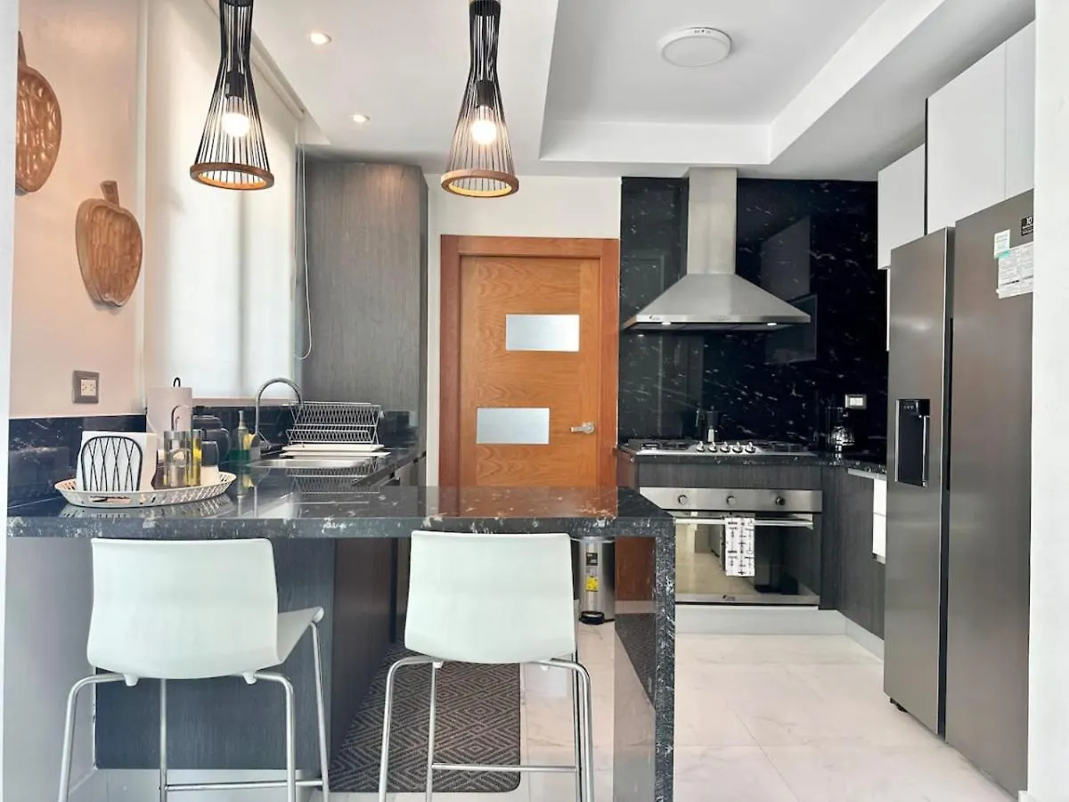 Upscale Centric Apt Near All Los Prados Apartmán